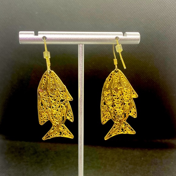 🔴 Gold Tone Fish Earrings - Picture 4 of 4